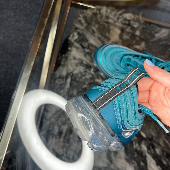 NIKE VAPORMAX Size 6.5 - Picture 4 of 6